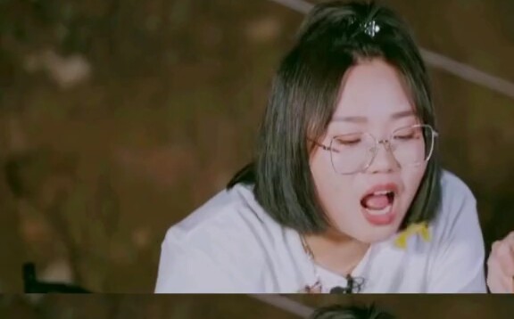 Masakan Wang Hedi enak sekali, Meng Ziyi tidak bisa berhenti makan. Inilah pesona anak laki-laki dar