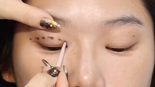 Mí mắt kép giả vẽ ra