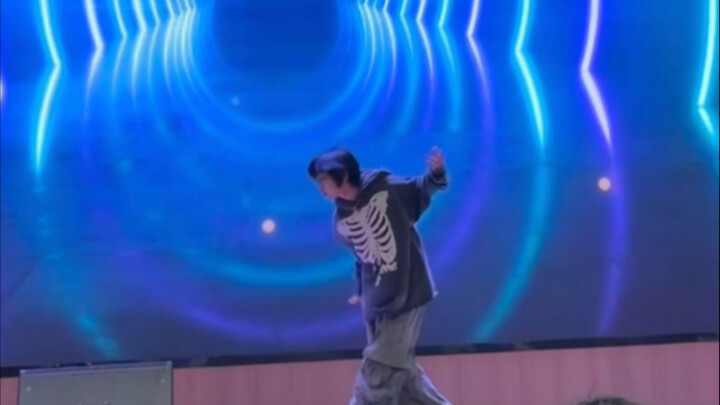 Mọi người ơi... Tôi lại mang đến một màn thời trang đại diện cho trường học rồi!