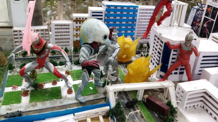 ฉากในเมืองที่สร้างขึ้นเองด้วยอุลตร้าแมน SHF ที่สร้างโดยนักเรียนชั้นประถมศึกษาปีที่ 6 ของโรงเรียนประถ