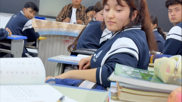 当新疆学生在自习课偷吃被抓…#新疆#师生日常#哈木老师