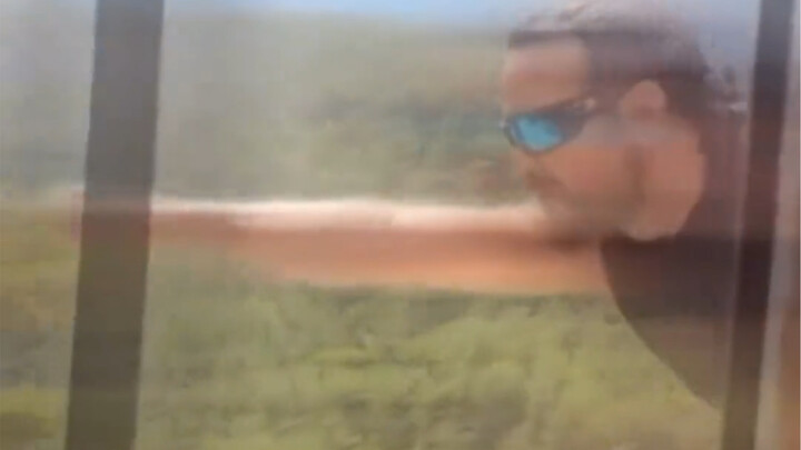 Pintar banget! Pria asing berpura-pura jadi pahlawan super untuk tanya arah