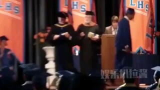 我猜头盔后面的他也被自己酷到了！