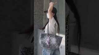 Zhao Lusi FanCam 27.04.23 | Lusi interacts with fans at Airport