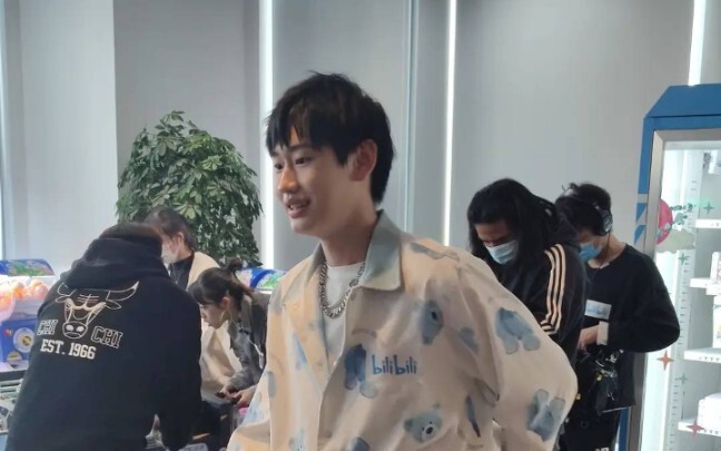 AK Liu Zhang does a floor-to-ceiling dance imitation of Shengdai on Bilibili.