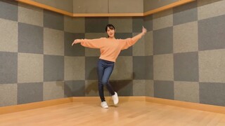 Ogura Yui bernyanyi dan menari mengikuti lagu "Happy Synthesizer"