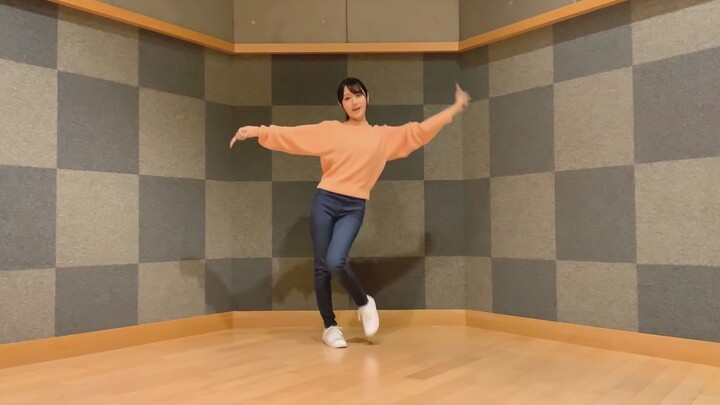 Ogura Yui bernyanyi dan menari mengikuti lagu "Happy Synthesizer"