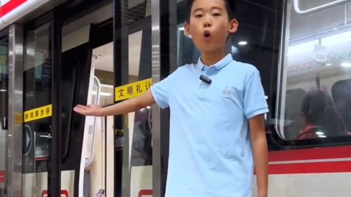 The subway door hadn't opened yet, and the little boy observed it!