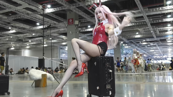 Kalau pakai kostum bunny girl edisi 02 ke acara komik/manga, ada yang suka nggak ya?