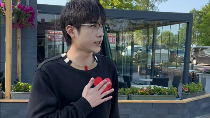 Cả con trai và con gái đều tiếp cận tôi.