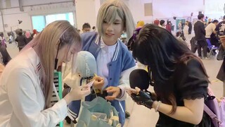 Các cosplayer sẽ phản ứng thế nào khi nghe nhạc nền của chính mình phát tại hội nghị truyện tranh? (