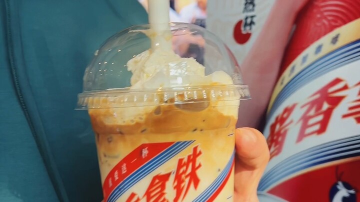 Kopi latte aroma kecap… enak sekali… Besok pukul 18.00 saya akan melakukan siaran langsung di Bilibi
