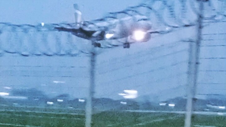landing super jet di Sukarno Hatta indonesia