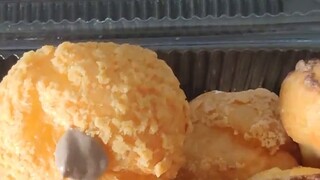 Jenis kue krim apa yang dimakan anak laki-laki yang berbeda?