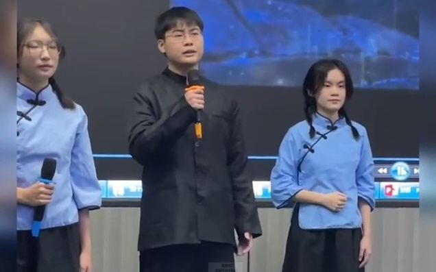 When you were onstage reciting, you caught your best friend in the audience… and the whole scene tot