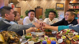 Cô Chủ Nhà Thân Thiện Mời ăn Quán Đỉnh Chóp