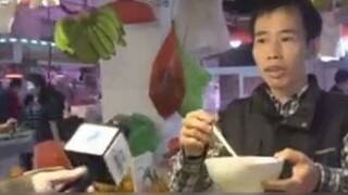 Kenapa kamu tidak memakai masker? Aku sedang makan.