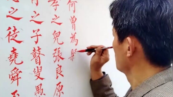 كتابة الحوائط بالفرشاة – هذا هو حقًا الحرفي الشعبي!