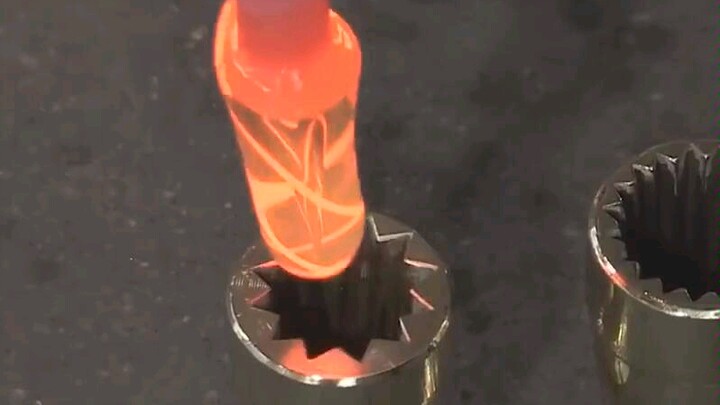 Proses pembuatan gelas kaki tinggi berbentuk naga