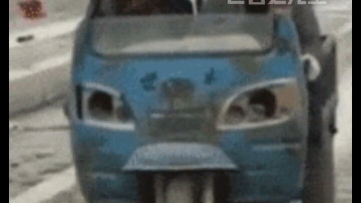 يمكن القول إن فني الديكور قد استبدل مهنته بمهنة كاتب سيناريو في هذه الحياة.