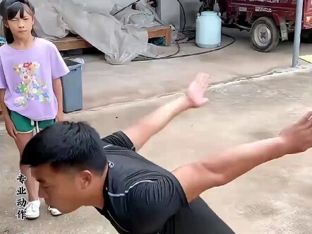 Bố dạy con gái 6 tuổi tập võ, động tác uyển chuyển như mây trôi, khí thế hiên ngang!