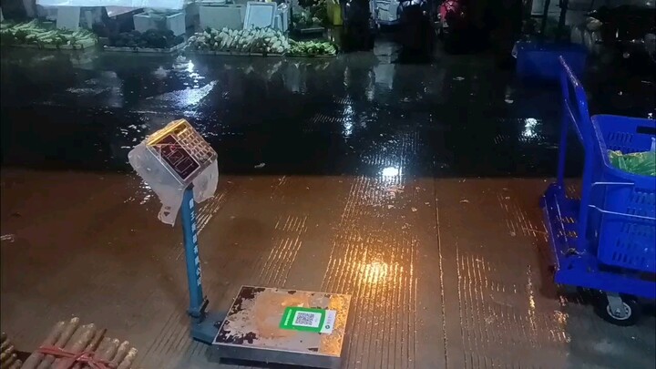 当你们在 KTV里面嘴巴都快亲烂了 我还在这里和客户解释这个土豆为什么长成三角形那么难看
