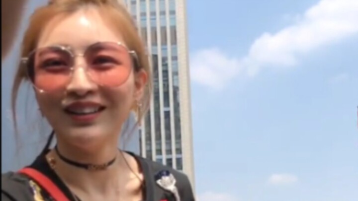 Jiang Shuying tried to hitch a ride with passersby to show off, but was turned down.