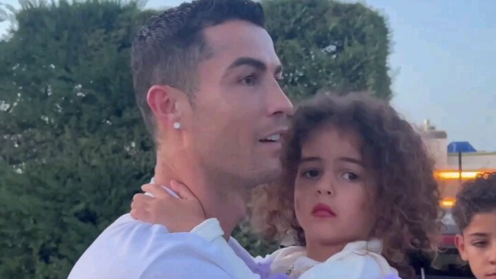 Thì ra Giáng Sinh ở nhà Ronaldo là như thế này!