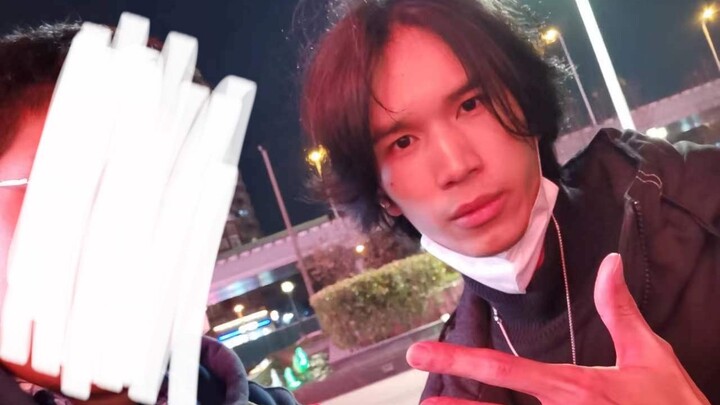 Một người bạn tình cờ gặp thầy Tom trên đường và được truyền lại trực tiếp bí kíp Thiết Sơn Khả.