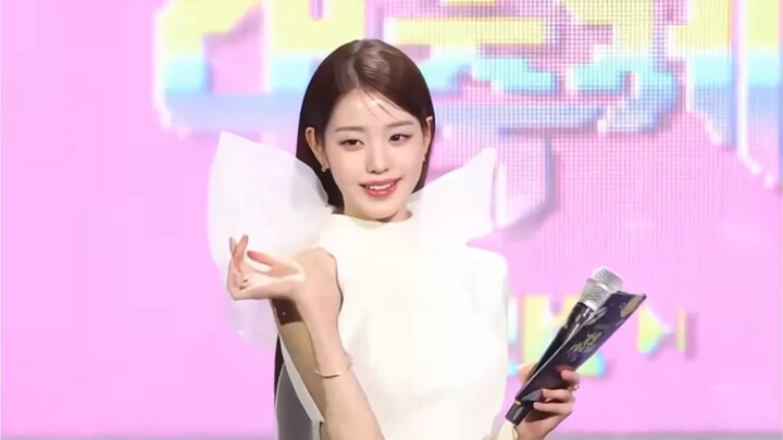 Chẳng ngờ cô bé này lại một lần nữa làm MC lễ trao giải âm nhạc KBS!
