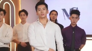 C位正装小哥好帅