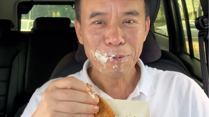 Saya sangat menyukai makanan ringan yang diberikan oleh siswa.