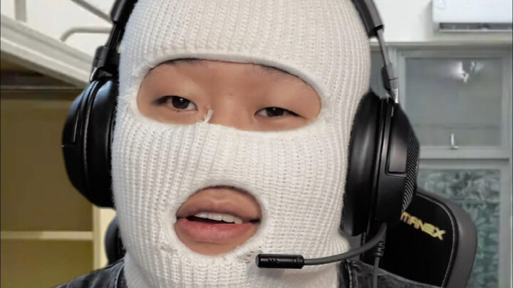 ทำไมต้องไปสนใจคนเล่นเดี่ยวด้วยล่ะ? เราเล่นกันสี่คนสนุกก็พอแล้ว!