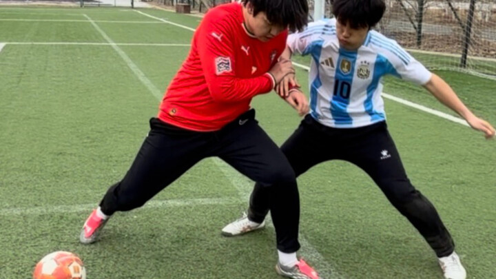 เล่นบอลประลองฝีมือกับเพื่อนซี้ จู่ๆ เขาก็บอกว่าคนแพ้ต้องดื่มน้ำ!