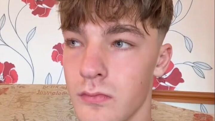 ตอนเด็กๆ แม่เอาเสื้อผ้าที่เพิ่งตากแห้งมาคลุมตัวฉัน