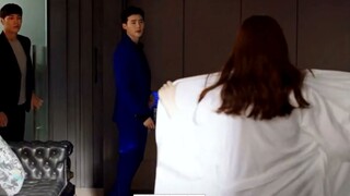 หญิงงามเปลื้องผ้าเพื่อหลีกเลี่ยงการค้นหา