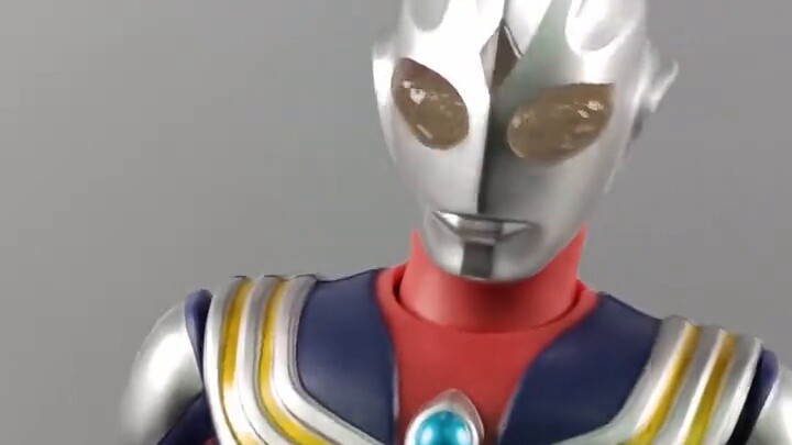 Quá to! Ultraman khổng lồ có thể di chuyển của Bandai