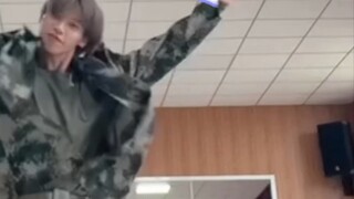 During the break of military training, Zhang Yixing's dance "The Veil" was performed again~