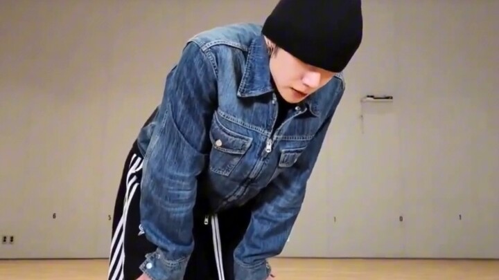 TXT’s Choi Yeon-jun dances to “Thunder” and shares how he hit the gym and shared a meal with his clo