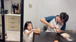 Xiaoxi sister will sooner or later be able to control her brother tightly. This little mouth can pra