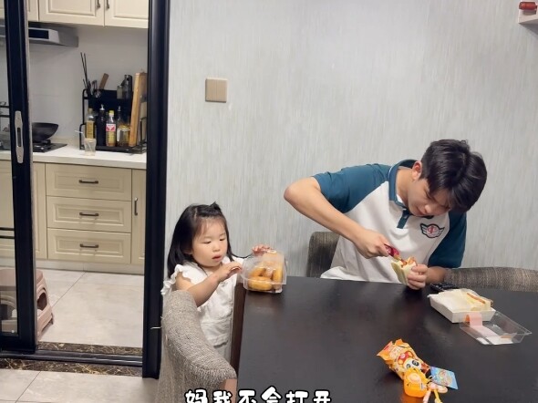 Xiaoxi sister will sooner or later be able to control her brother tightly. This little mouth can pra