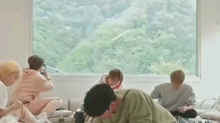 (โย่วฮุย) “จวิ้นหนีหลับสบายไหม?” “ไฮ่~”