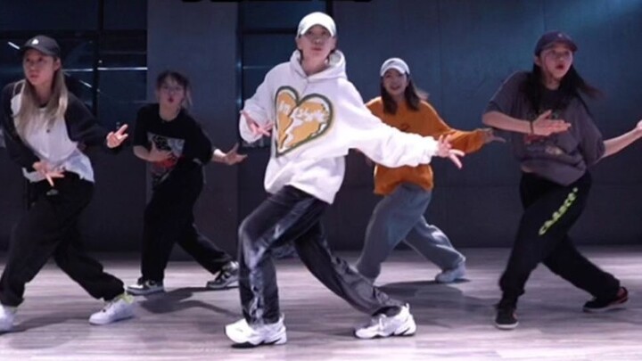 Girls look cool 😉 Comfortable rhythmic hiphop steps (with breakdown included)