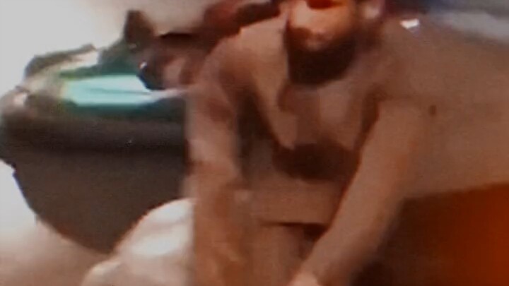 Lari cepat, dia mau ambil AK!