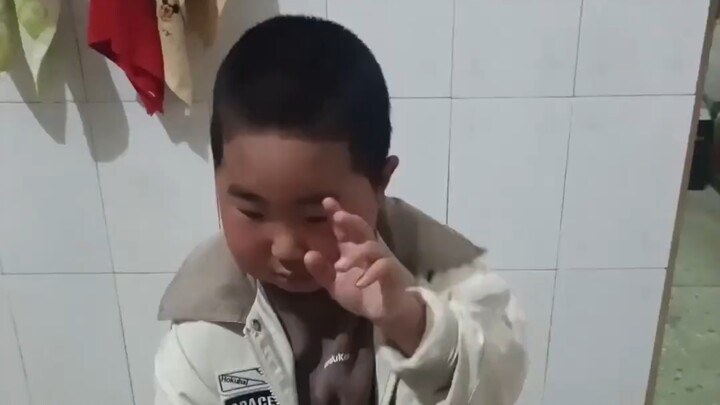 Tường Tường biểu diễn vũ đạo cho mọi người xem