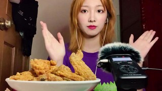 (Mengunyah) Mari makan ayam goreng