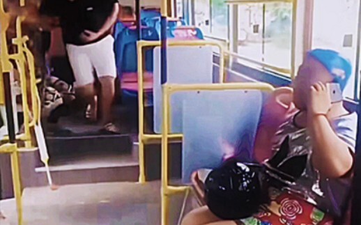 看把人家吓的。