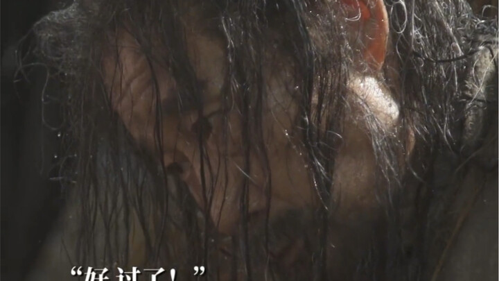 Li Xuejian serius menyimak arahan di lokasi syuting, begitu kamera mulai merekam ia langsung terjun 