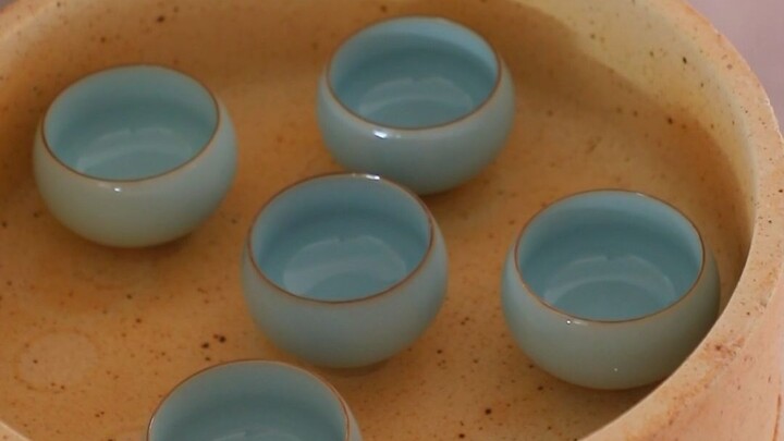 مثل هذه الخزف لا يستطيع صنعها سوى الصين في العالم بأسره؛ فكل خطوة من خطوات التصنيع الاثنتين والسبعين