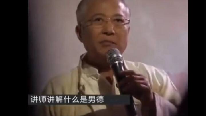 Người đàn ông đứng tiểu...